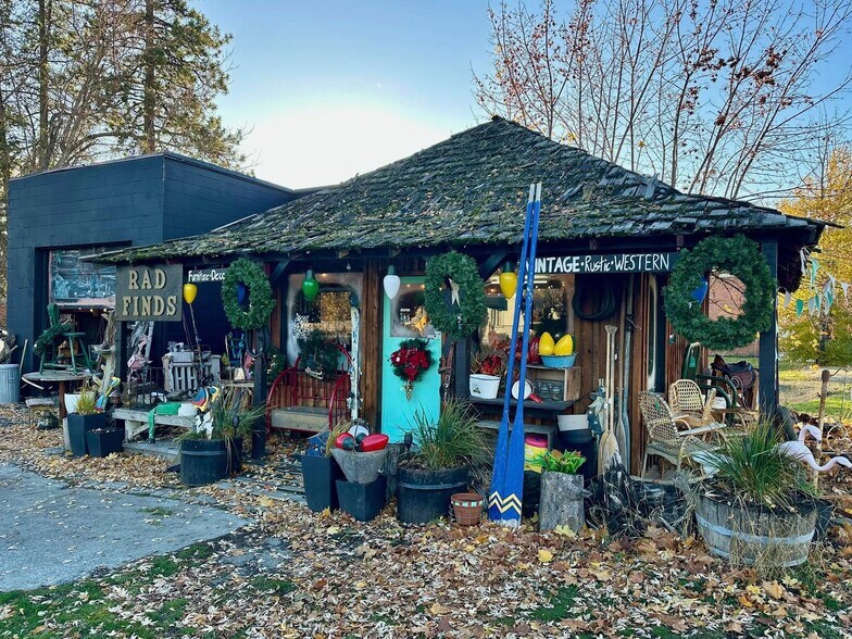 More Photos Of 32173 5th Ave, Spirit Lake Freestanding For Sale