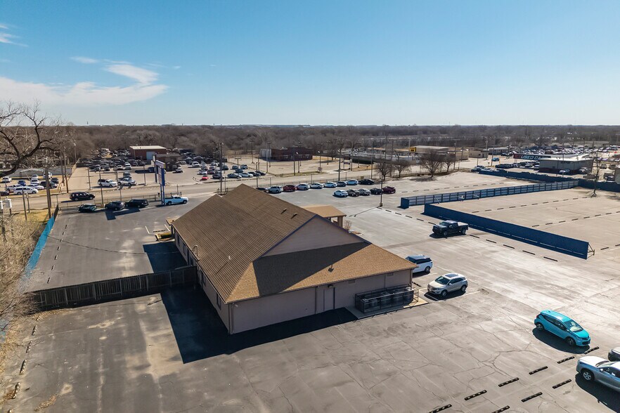 More Photos Of 3101 S Broadway St, Wichita Freestanding For Sale