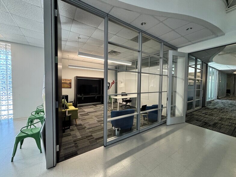 More Photos Of 6801 Portwest Dr, Houston Flex For Lease