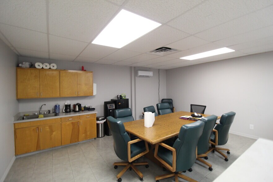 More Photos Of 3701 Mccoll St, McAllen Showroom For Sale