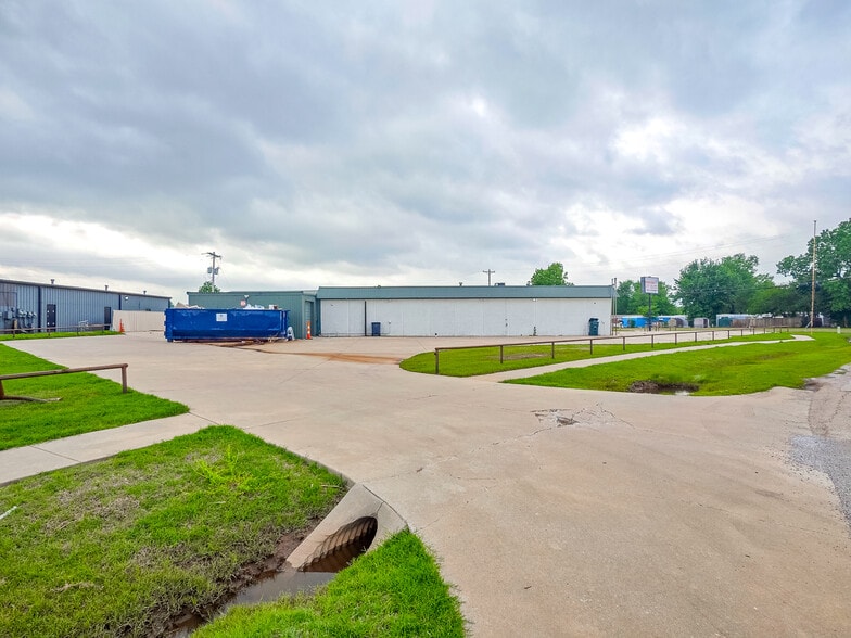 More Photos Of 401 S Ranchwood Blvd, Yukon Flex For Sale