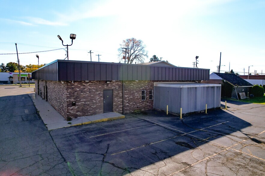 More Photos Of 2006 W Willow St, Lansing Restaurant For Sale