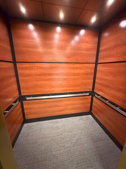 More Photos Of 730 Holiday Dr, Pittsburgh Office For Lease