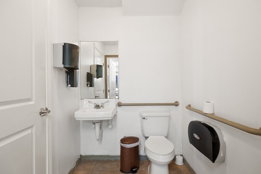 More Photos Of 5700 N Ware Rd, McAllen Auto Repair For Sale