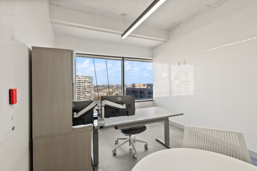 More Photos Of 1550 Crystal Dr, Arlington Office For Lease