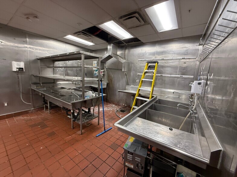 More Photos Of 6676 S Parker Rd, Aurora Restaurant For Sale