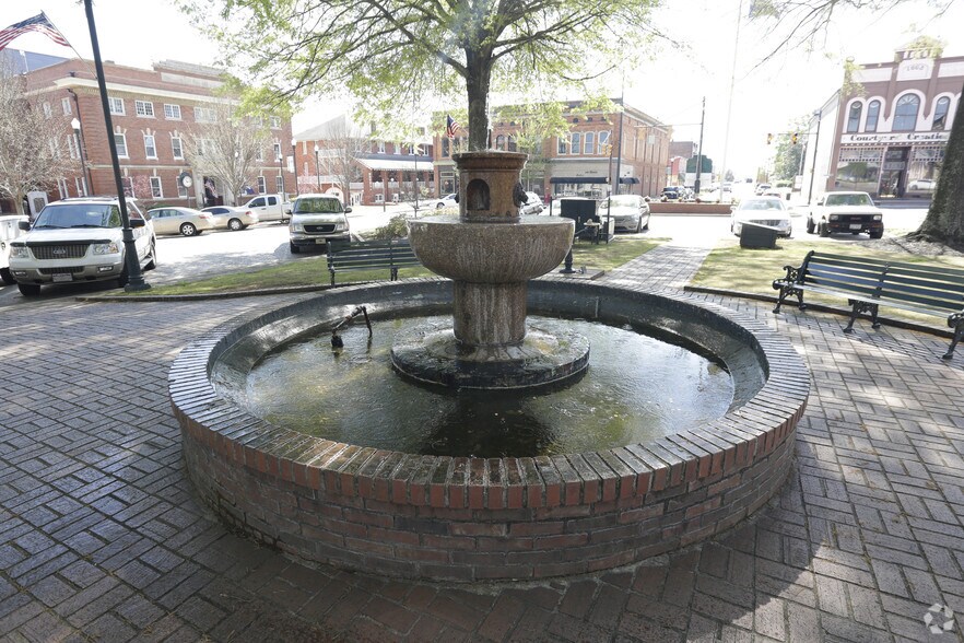 More Photos Of 124 Trinity St, Abbeville Storefront For Sale