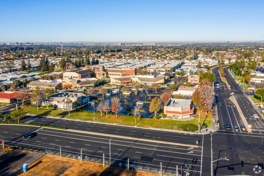 More Photos Of 14725 Jeffrey Rd, Irvine Bank For Lease