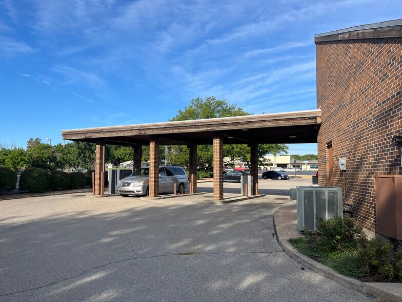 More Photos Of 3835 SW 29th St, Topeka Bank For Sale