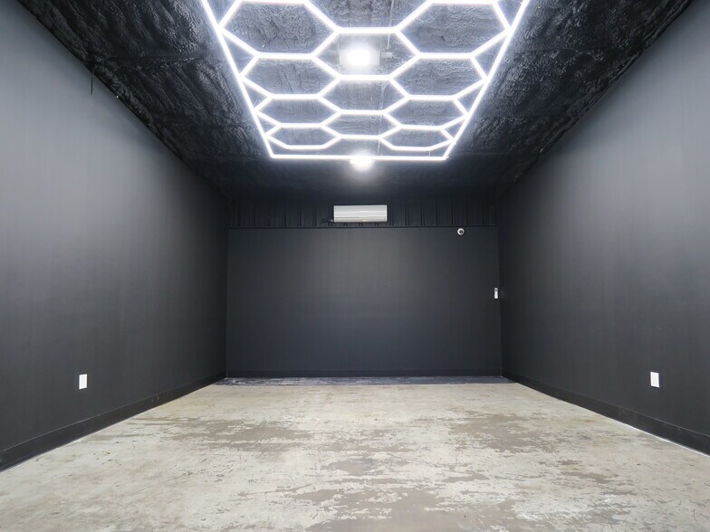 More Photos Of 5830 Star Ln, Houston Light Distribution For Lease