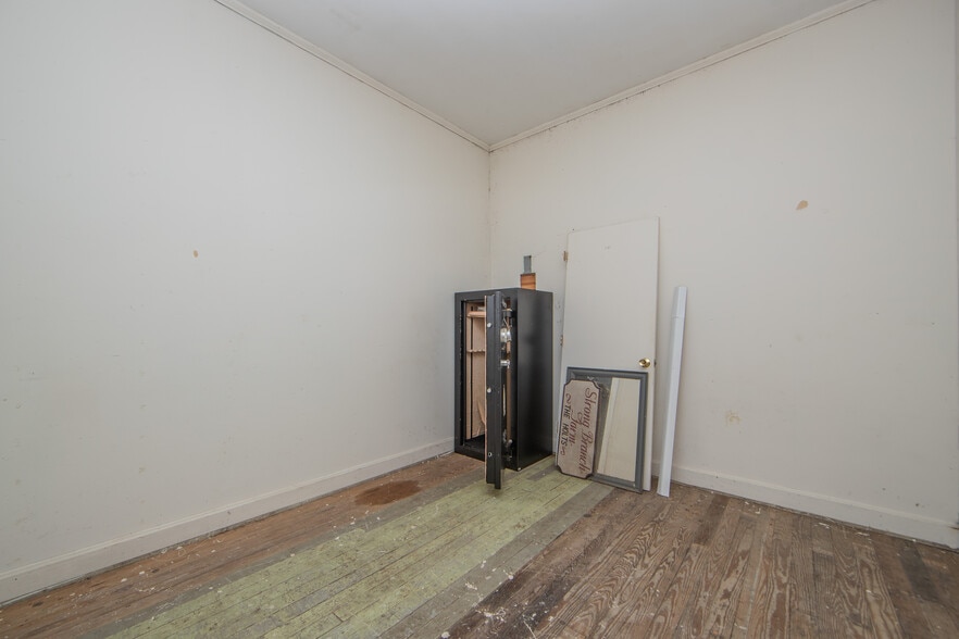 More Photos Of 913 Old Buckingham Rd, Cumberland Lodge Meeting Hall For Sale