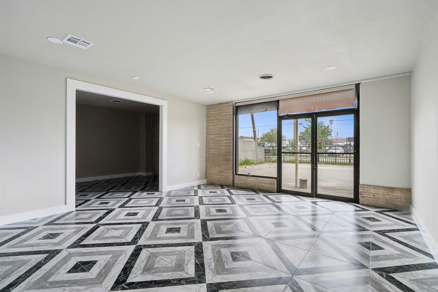 More Photos Of 2920 Golfcrest Blvd, Houston Industrial For Lease