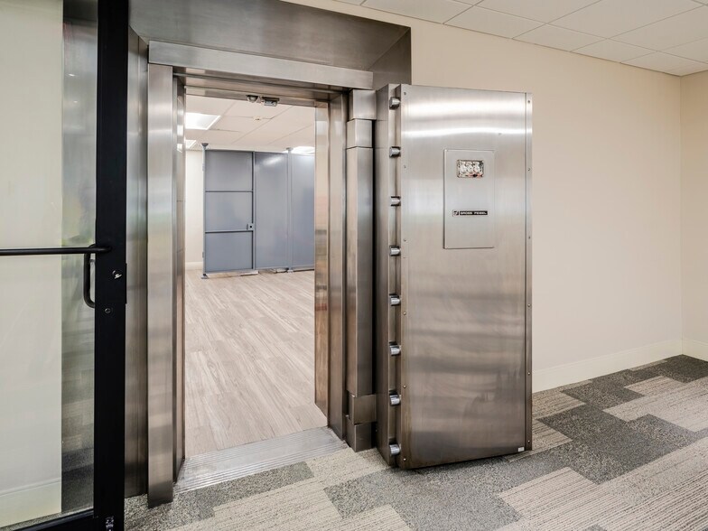 More Photos Of 880 E Palmetto Park Rd, Boca Raton Storefront Retail Office For Sale