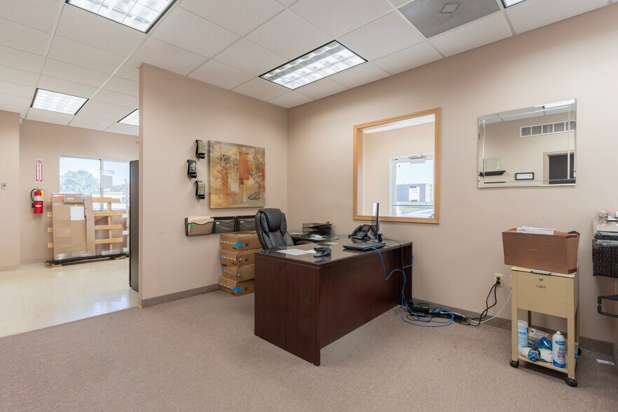 More Photos Of 1324-1328 SW Market St, Lee's Summit Warehouse For Lease