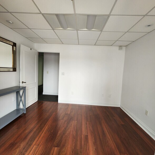 More Photos Of 460 W 84th St, Hialeah Showroom For Lease