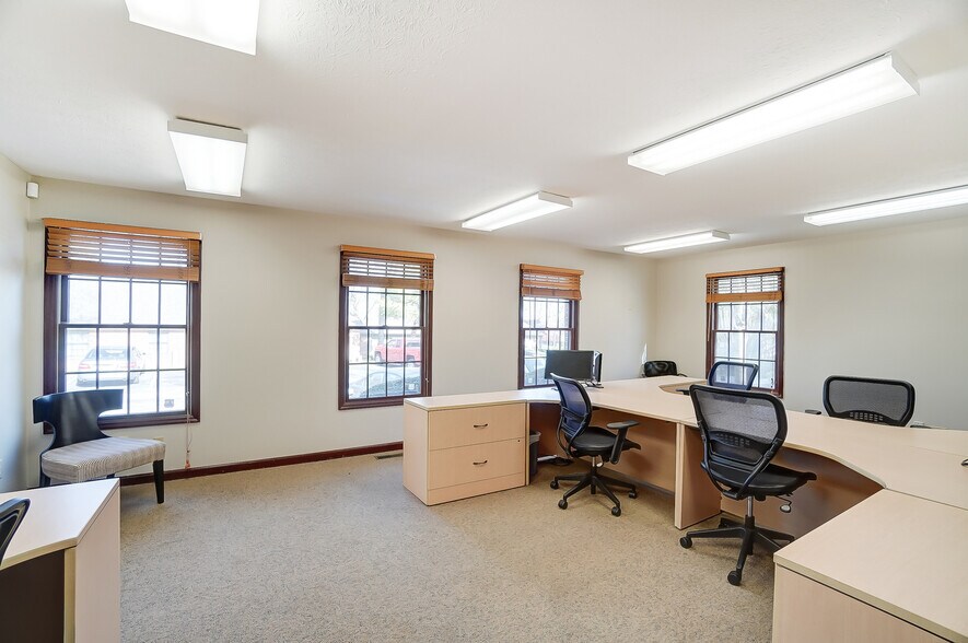 More Photos Of 830 E Franklin St, Centerville Medical For Sale