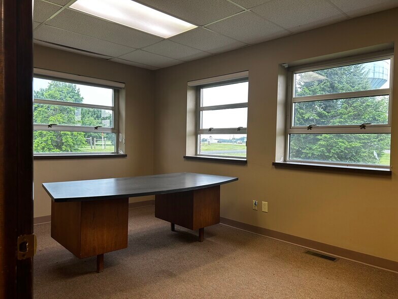 More Photos Of 7878 Gull Rd, Richland Warehouse For Lease