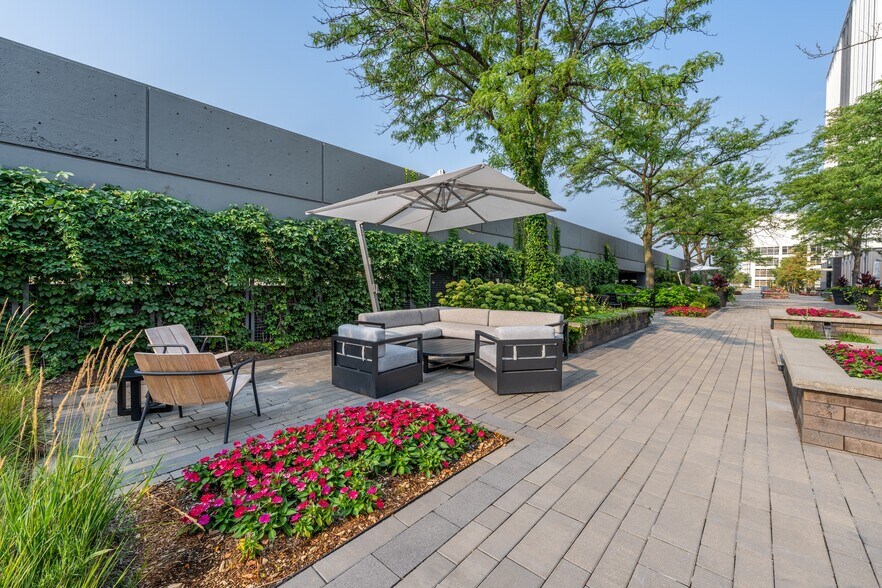 More Photos Of 1301 W 22nd St, Oak Brook Office For Lease