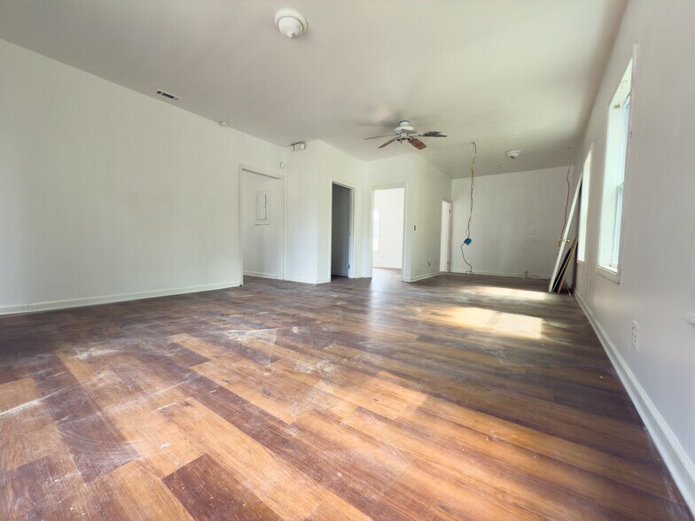 More Photos Of 605 Roberts Dr, Riverdale Office For Sale