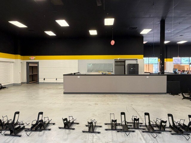 More Photos Of 427 Winsted Rd, Torrington Freestanding For Lease
