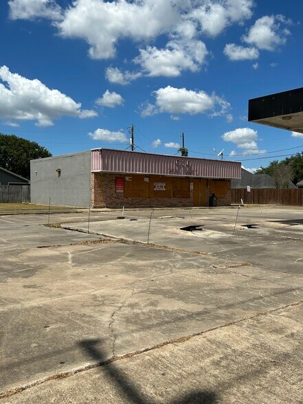Primary Photo Of 2609 N Downing Rd, Angleton Convenience Store For Sale