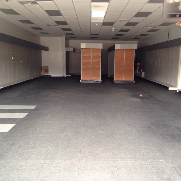 More Photos Of 396 Schilling Dr S, Dundas Storefront For Lease