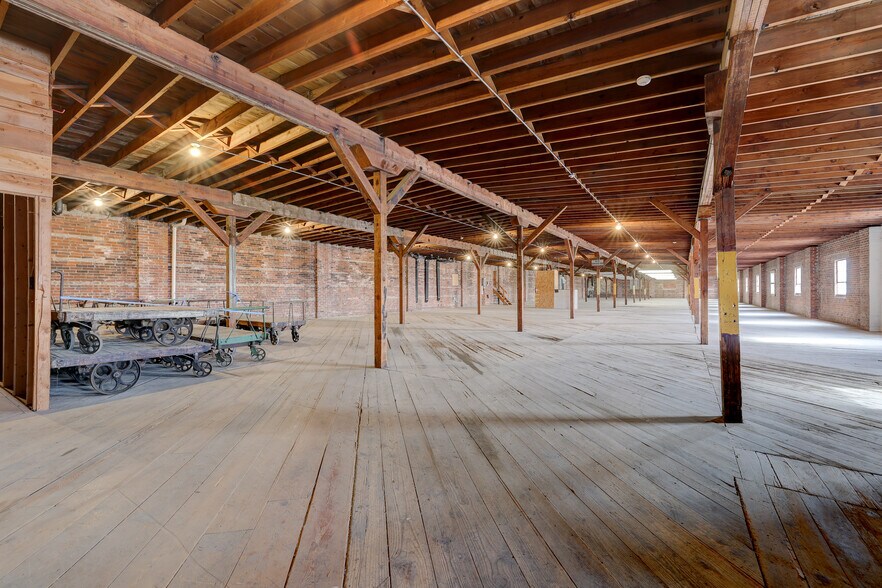 More Photos Of 309 South St, Pella Industrial For Sale