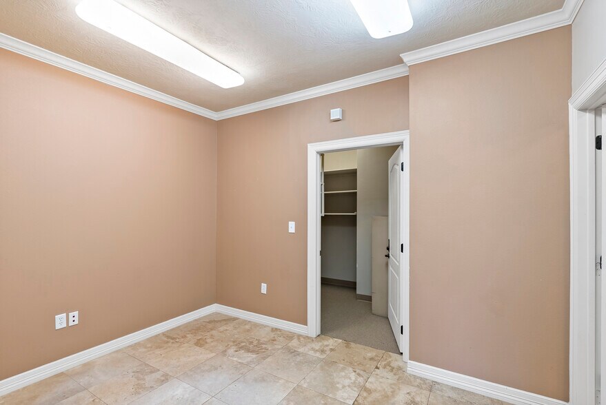 More Photos Of 3030 University Dr E, College Station Medical For Lease