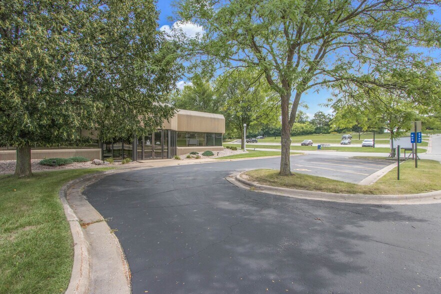 More Photos Of 1088 Springhurst Dr, Green Bay Office For Lease