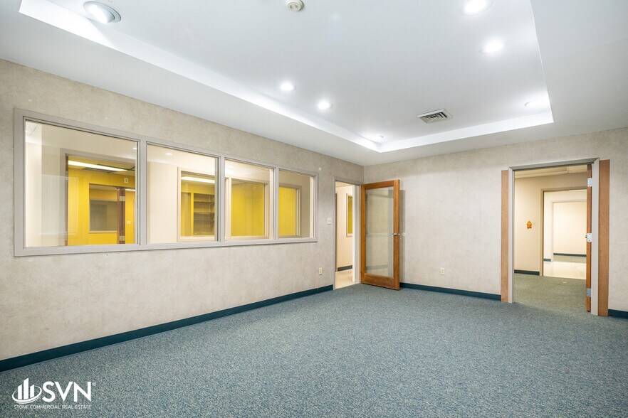 More Photos Of 881 Newtown Pike, Lexington Flex For Lease