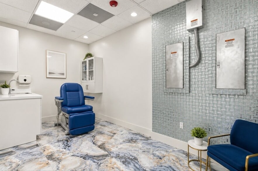 More Photos Of 2920-2950 NE 207th St, Aventura Unknown For Lease