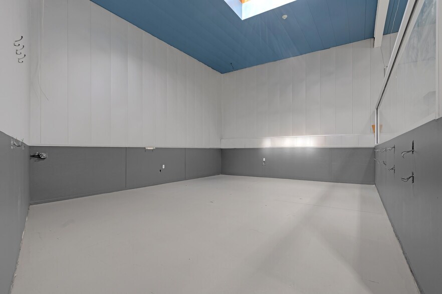 More Photos Of 3114 Tonnelle Ave, North Bergen Showroom For Lease