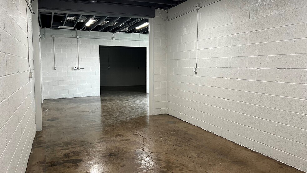 More Photos Of 2702 Manor Way, Dallas Flex For Lease