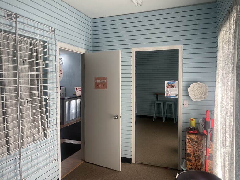 More Photos Of 1105 Walnut Dr, Ardmore General Retail For Sale