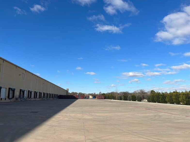 More Photos Of 2119 N I-35 E, DeSoto Distribution For Lease