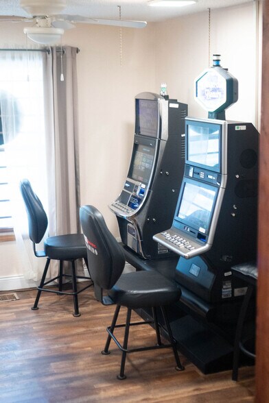 More Photos Of 402 Mae Orr St, Enfield Hotel For Sale