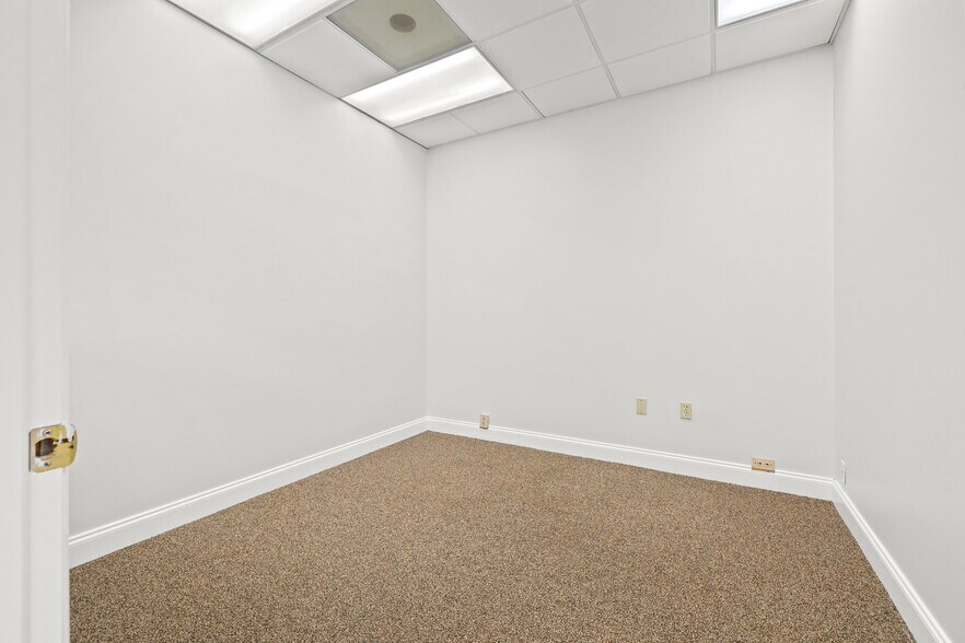 More Photos Of 3023 Eastland Blvd, Clearwater Office For Sale