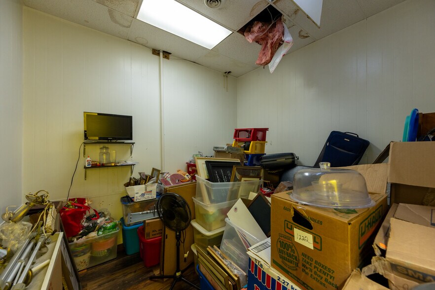 More Photos Of 20310 Main St E, Huntingdon Storefront For Sale