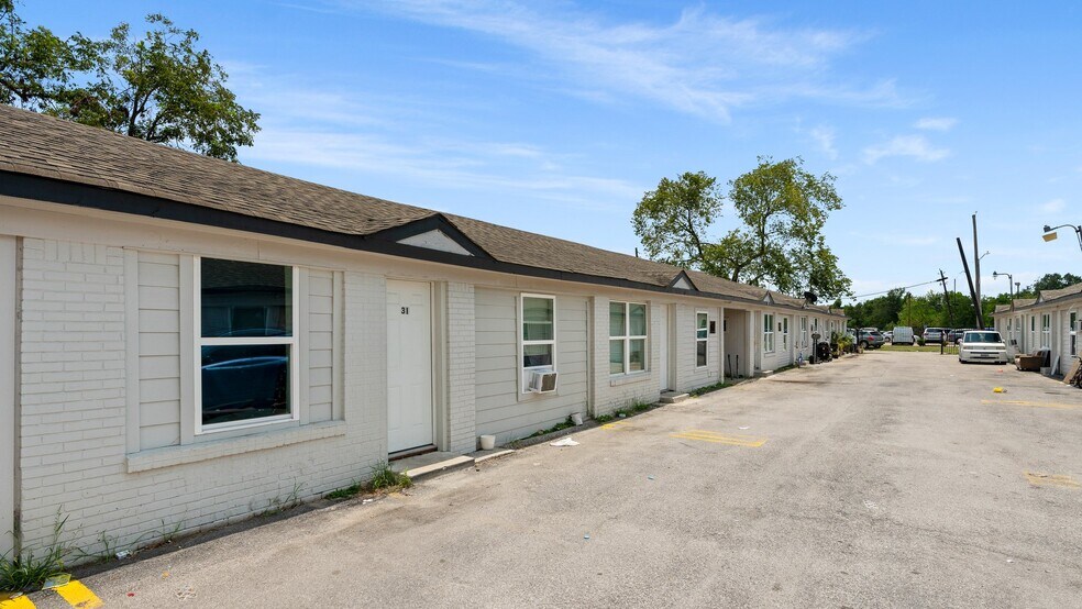 More Photos Of 8221 Brumblay St, Houston Multifamily For Sale