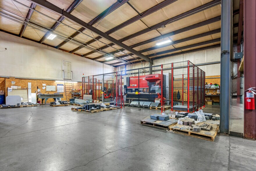 More Photos Of 1800 SE 9th St, Newton Manufacturing For Sale