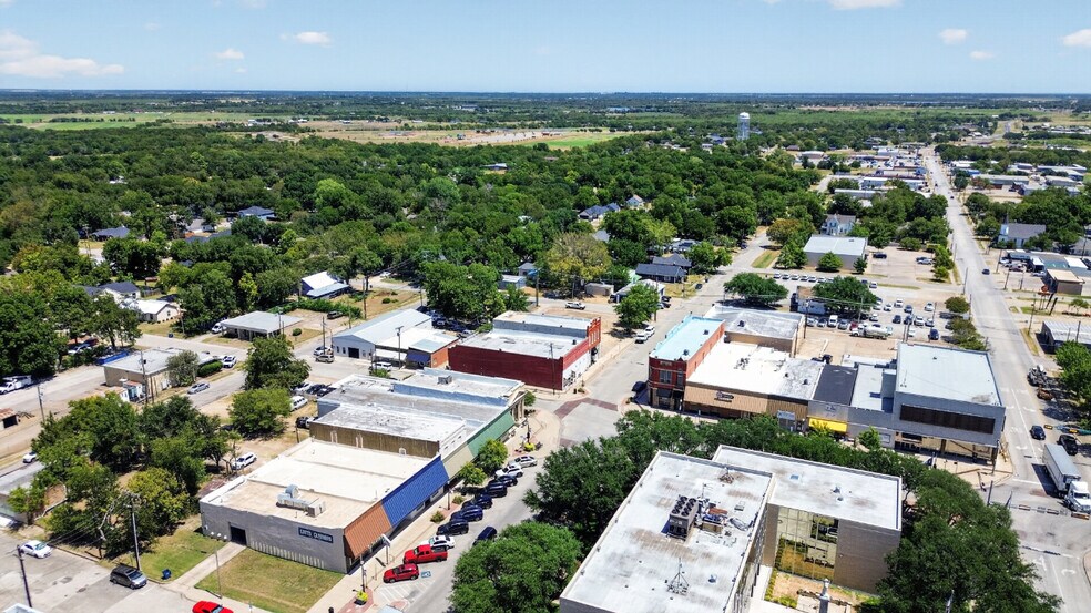 More Photos Of 108-110 W Grove St, Kaufman Office For Lease