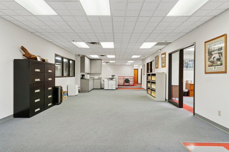 More Photos Of 405 Commerce Ct, Vadnais Heights Manufacturing For Sale