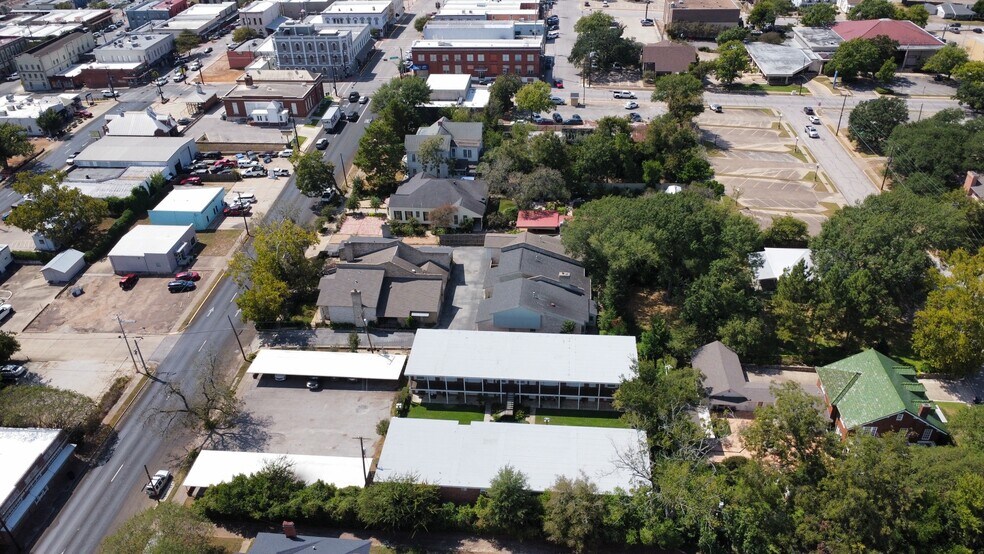 More Photos Of 401 E Main St, Brenham Apartments For Sale