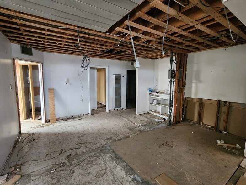 More Photos Of 205 S Cypress St, Pecos Office For Sale