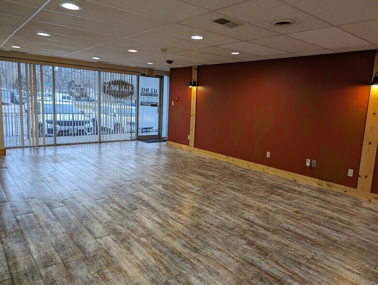 More Photos Of 8421 University Ave, Clive Office Residential For Lease
