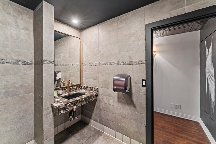 More Photos Of 281 W Main St, Ventura Storefront Retail Residential For Sale