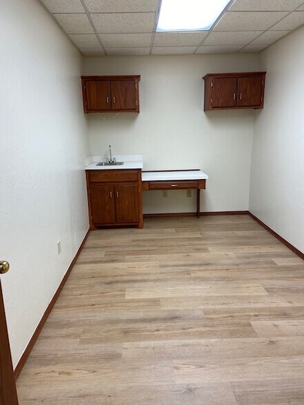 More Photos Of 910 S Bryant Ave, Edmond Medical For Sale