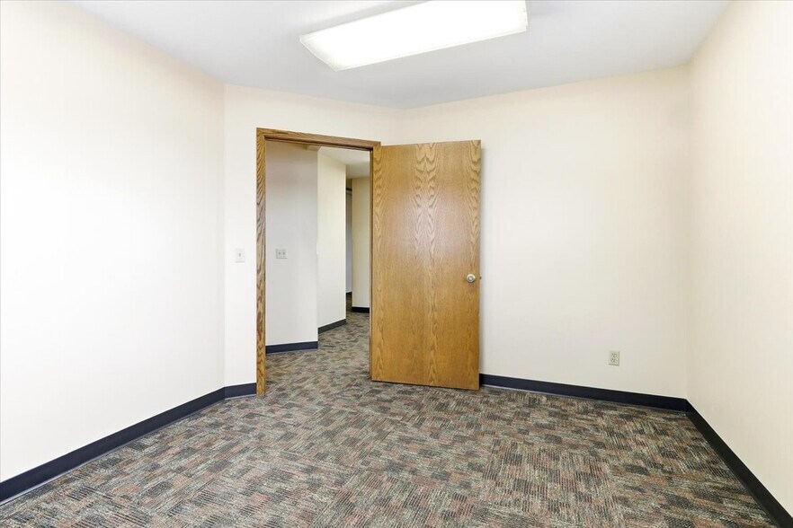 More Photos Of 1910 7th St S, Wisconsin Rapids Office For Sale