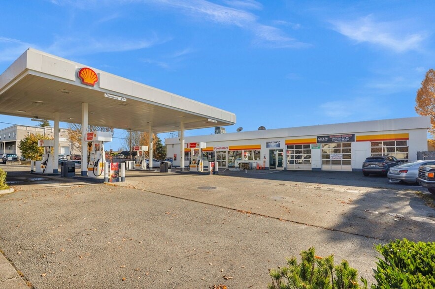 Primary Photo Of 1105 2nd St, Snohomish Service Station For Sale
