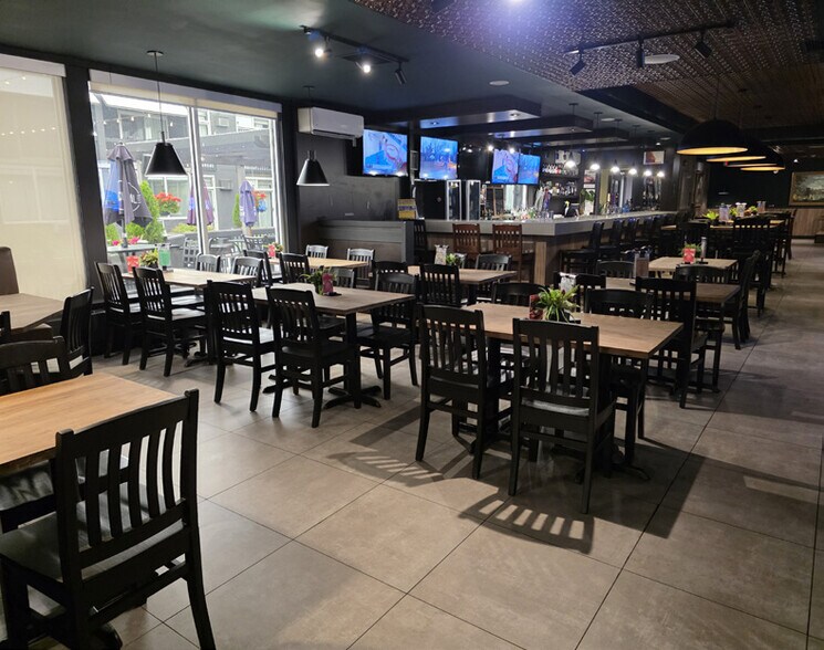 More Photos Of 72 James St, Parry Sound Hotel For Sale